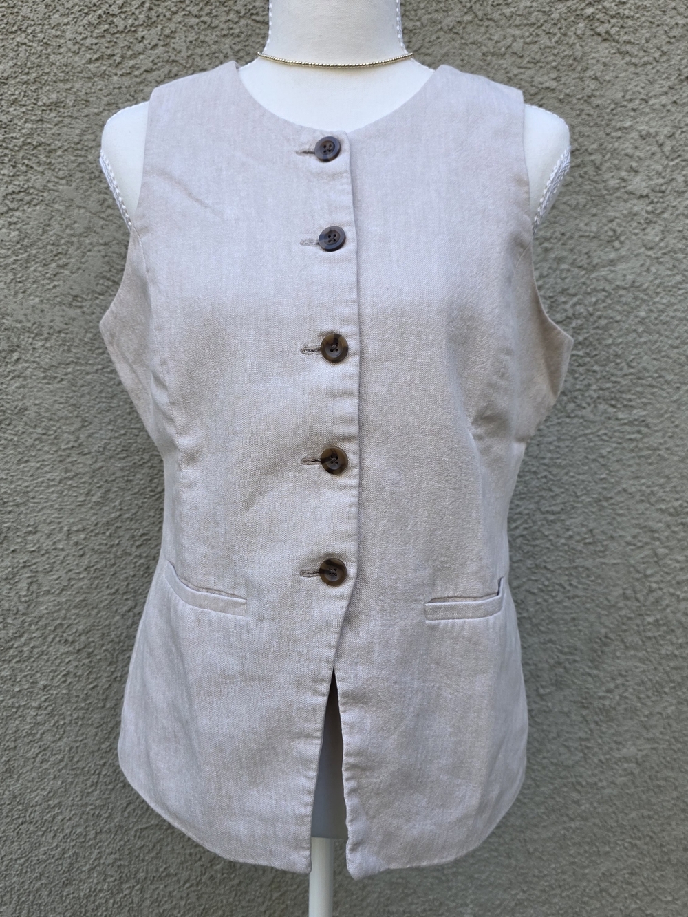 Old Navy Sleeveless Button-Front Vest in Light Beige